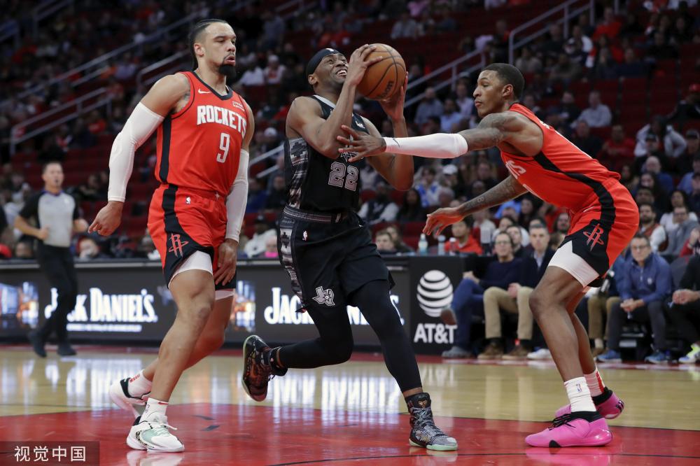 都展现了坚 都展现了坚